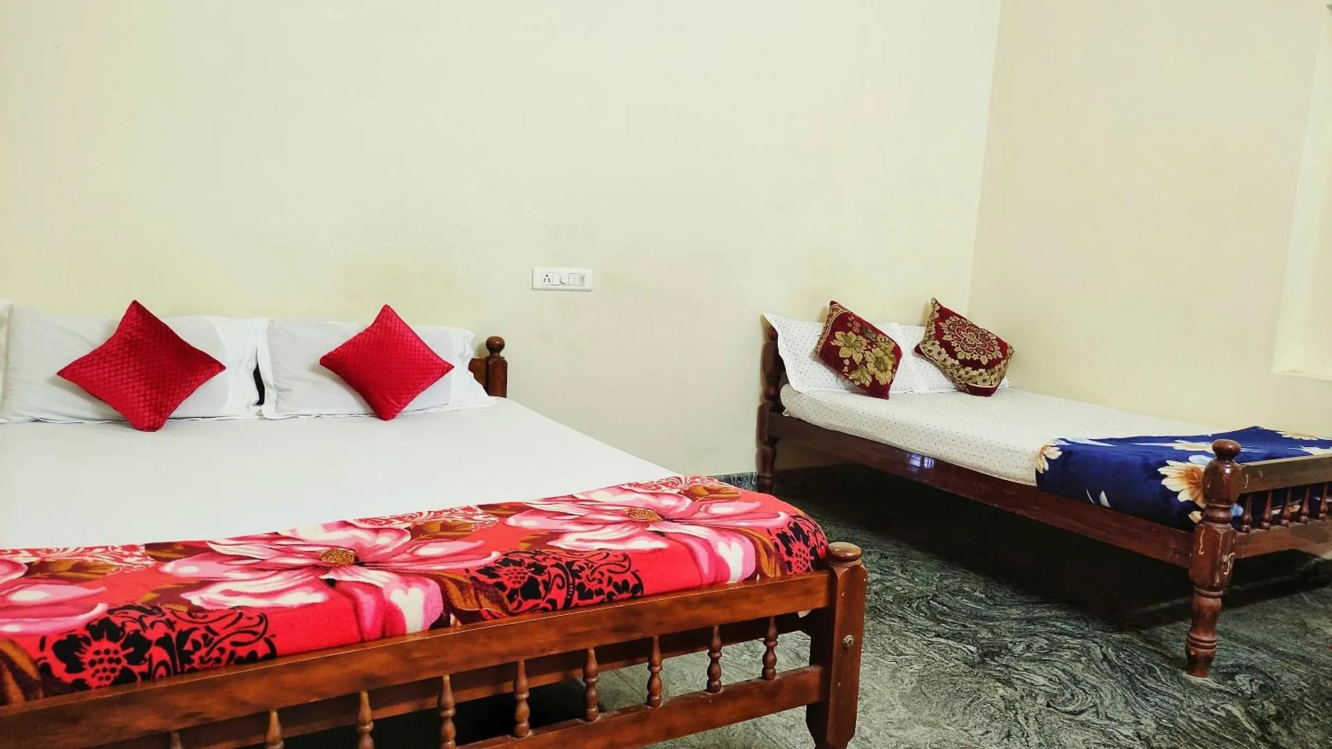 Kurumbalakotta Village Homestay Padinjarathara